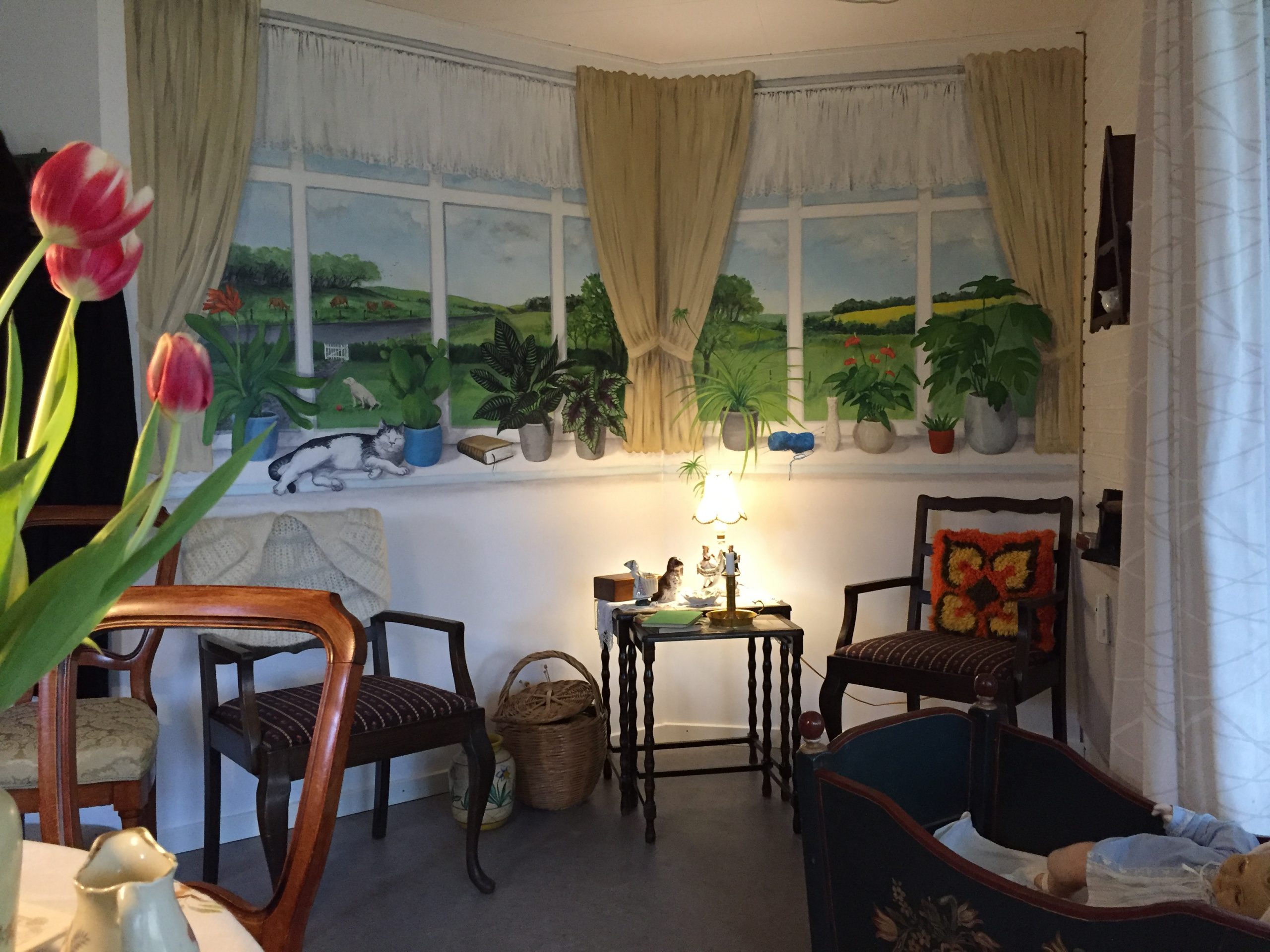 Vægmaleri af stue-vinduer på Suldrup Ældrecenter