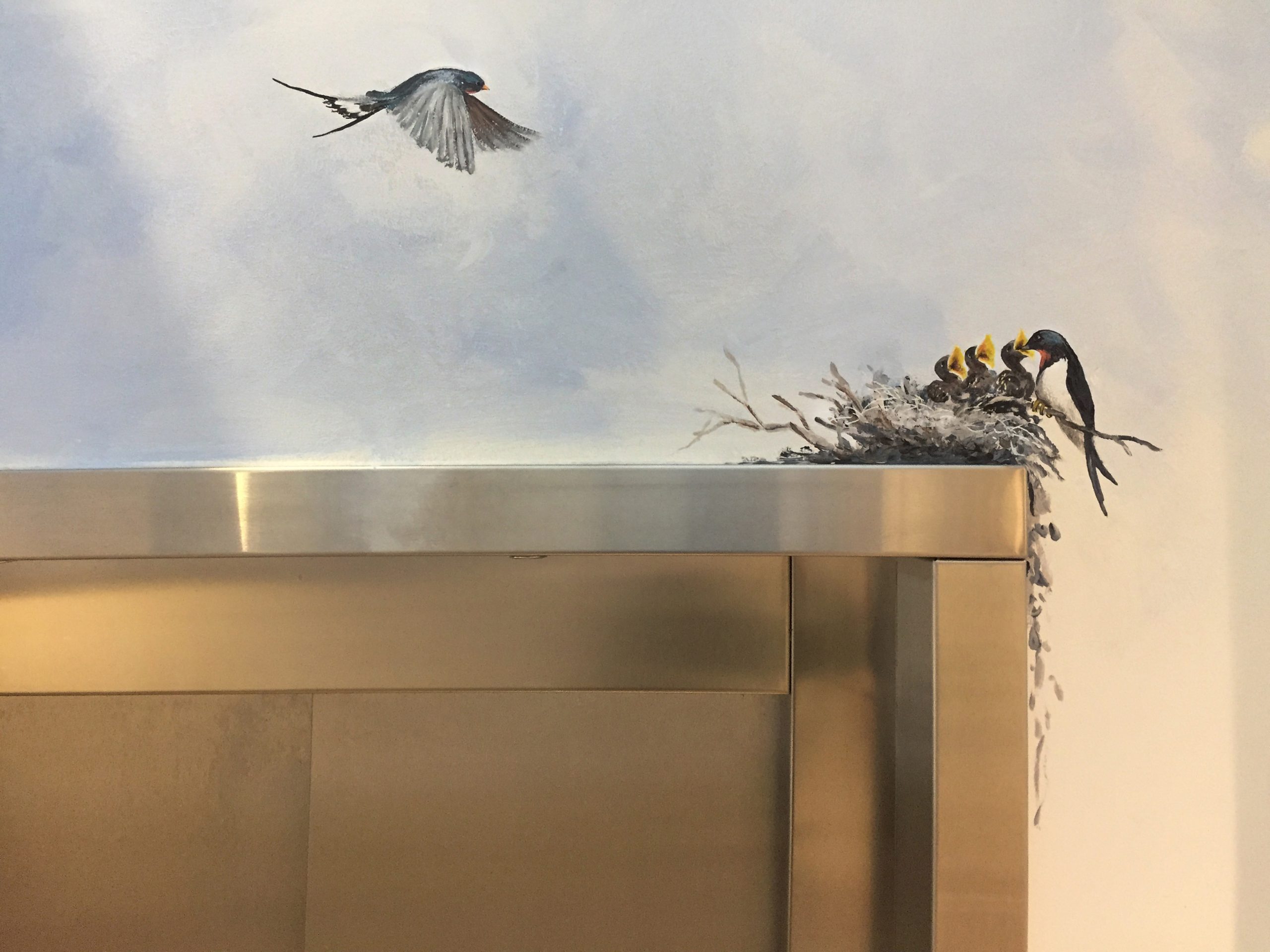 Vægmaleri af svaler over elevator på Kjellerup Friplejehjem 5