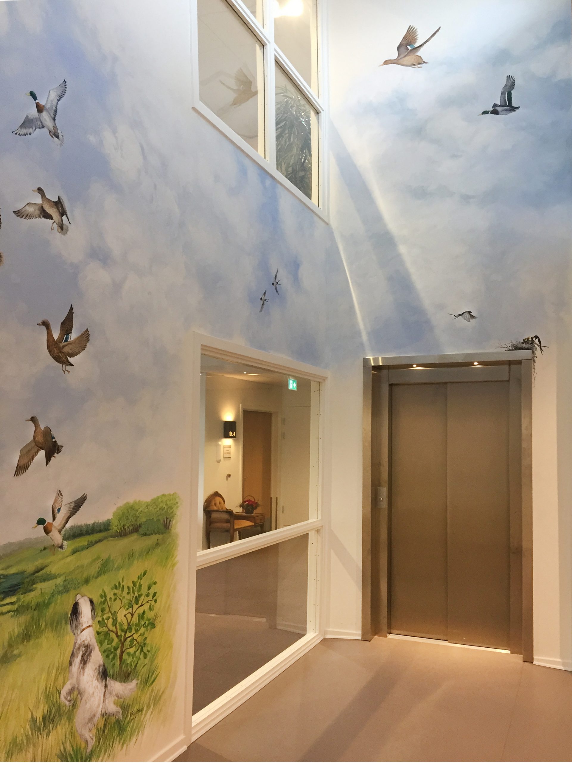 Vægmaleri i vindues-niche med flyvende ænder på Kjellerup Friplejehjem 3