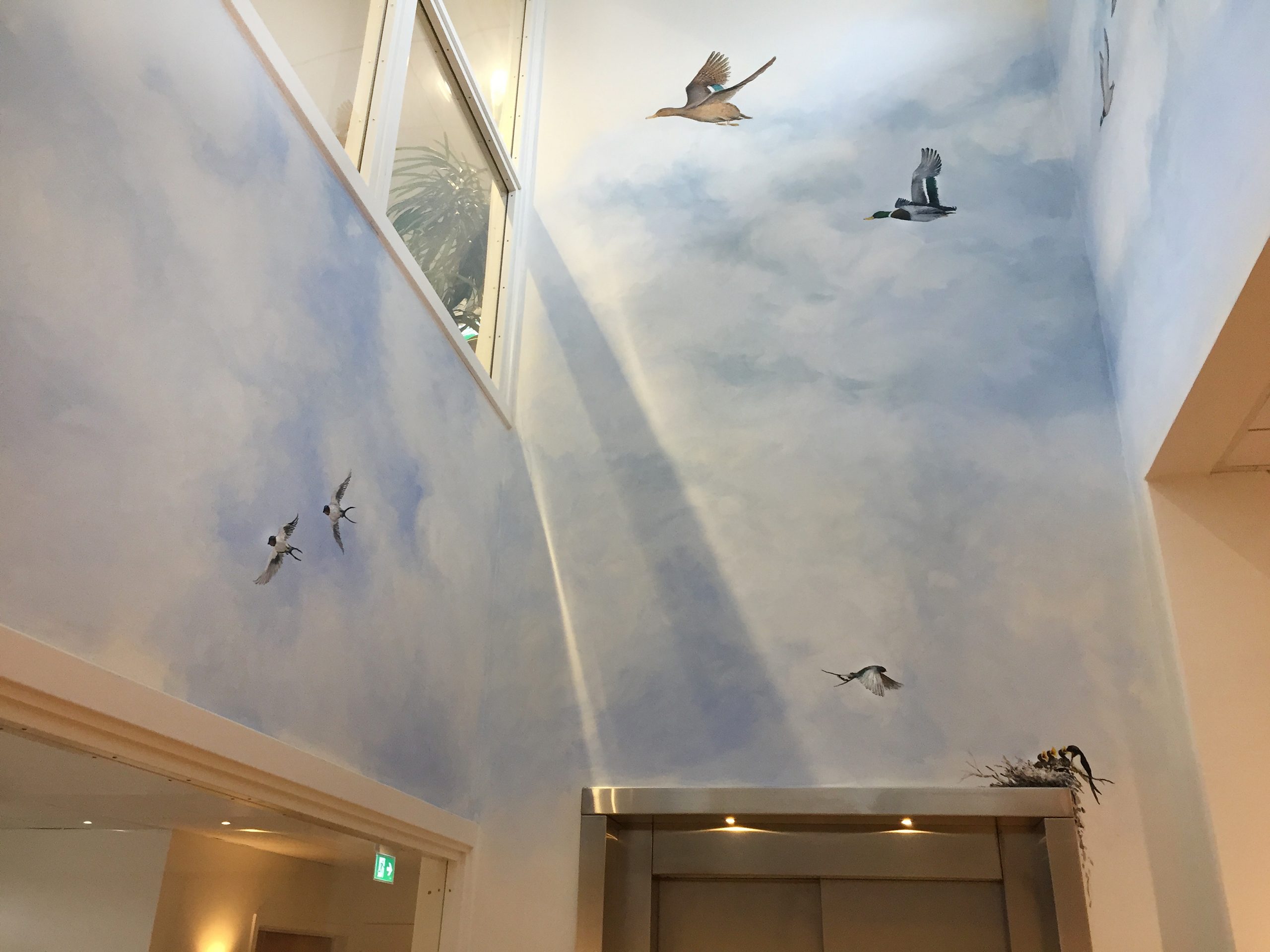 Vægmaleri i vindues-niche med flyvende ænder på Kjellerup Friplejehjem 4